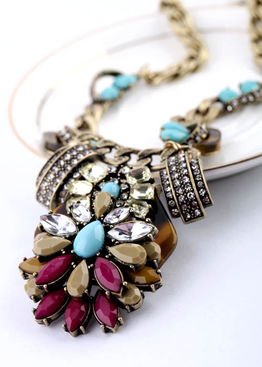 復(fù)古風(fēng)潮再臨 歐美時(shí)尚飾品批發(fā)直銷(xiāo)中的花朵鑲鉆項(xiàng)鏈新趨勢(shì)